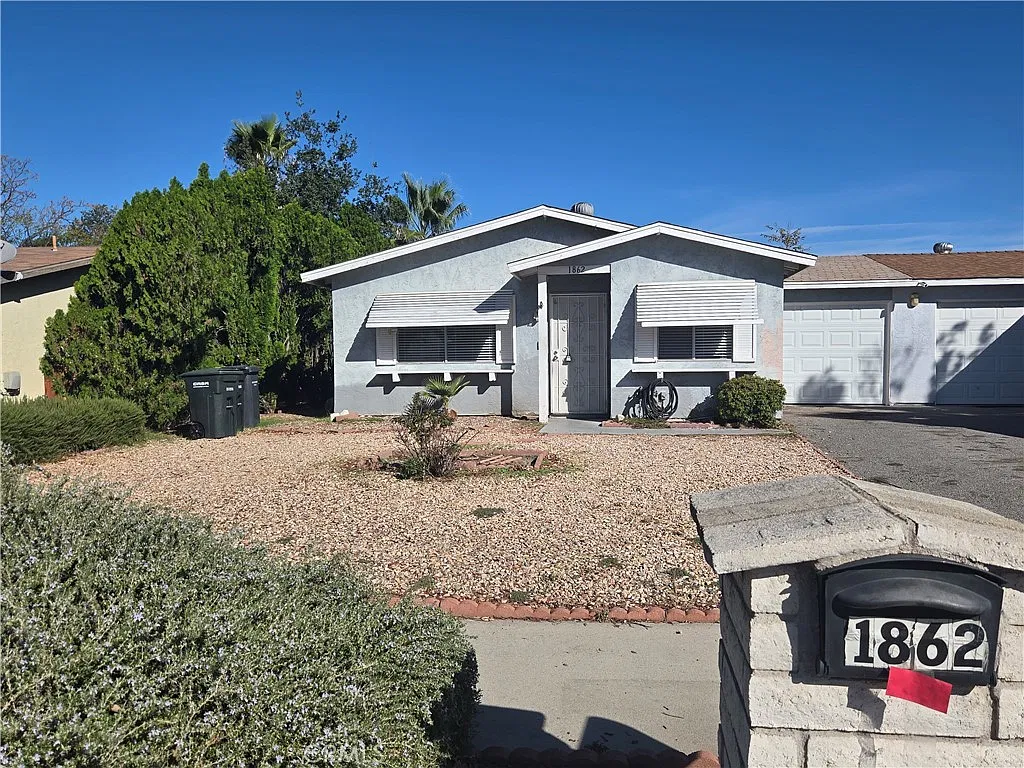 2 bed, 827 sqft, $1,650 — Photo 1
