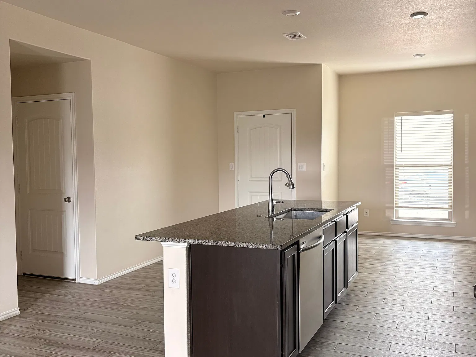 3 bed, 2.0 bath, 1450 sqft, $1,650 — Photo 1