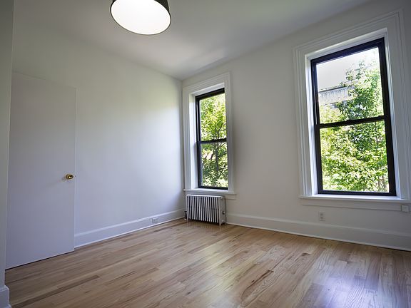 4th image of 154 Noble St APT 3