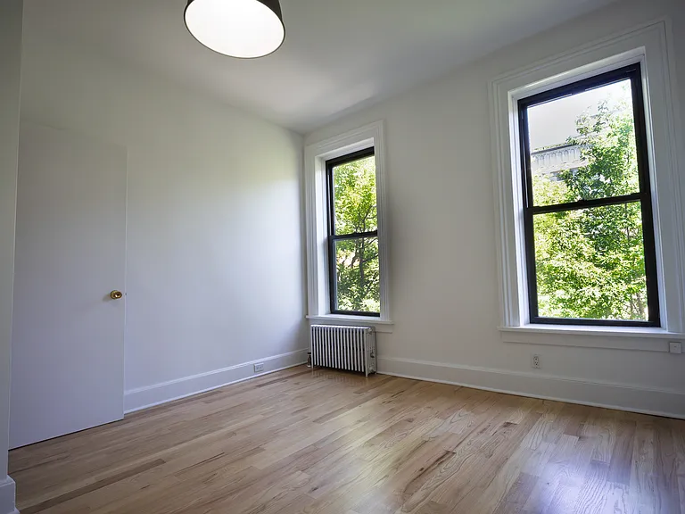 154 Noble St #3 — Photo 4