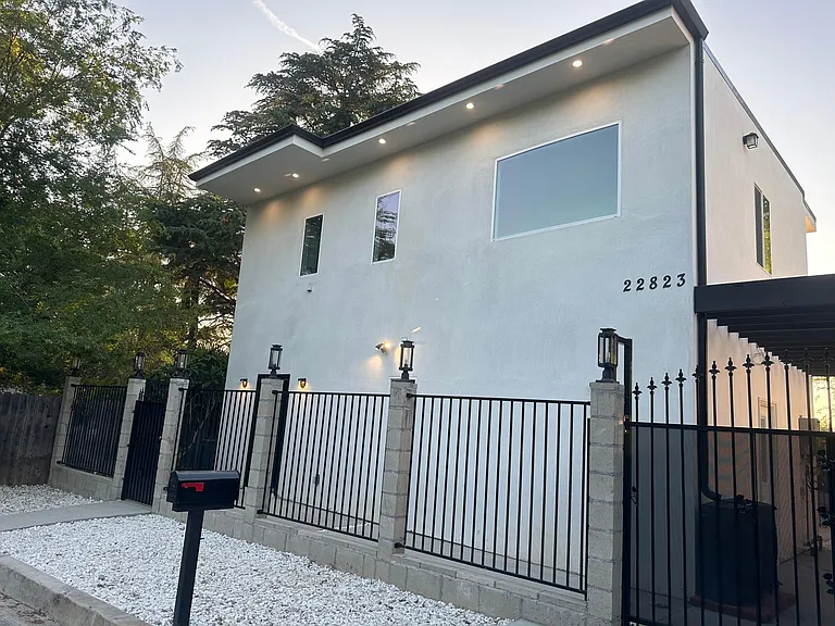 22823 Crespi St — Photo 6