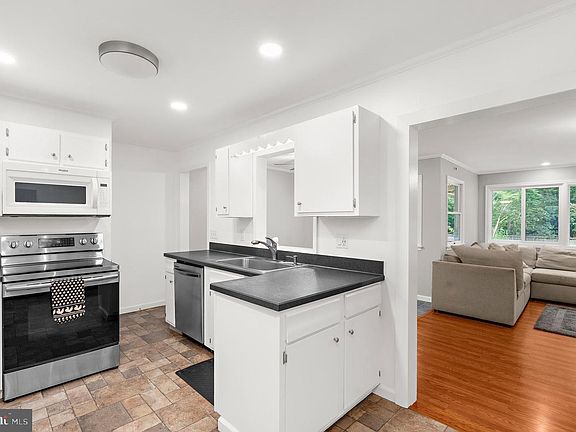 4th image of 249 White Marsh Rd