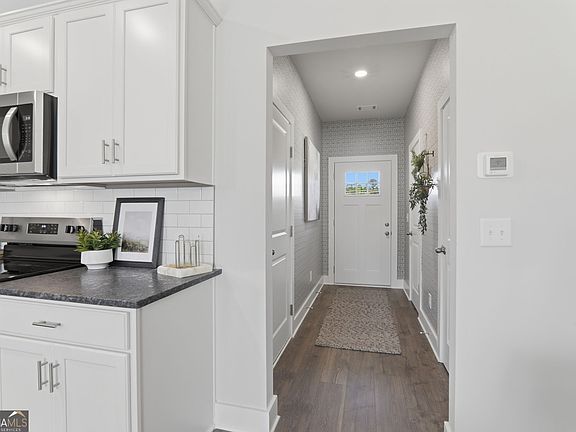 4th image of 147 Chastain Dr
