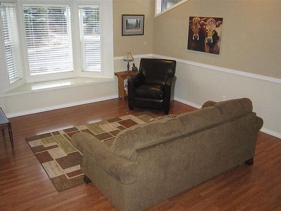 2nd image of 840 SE Edge Knoll Dr