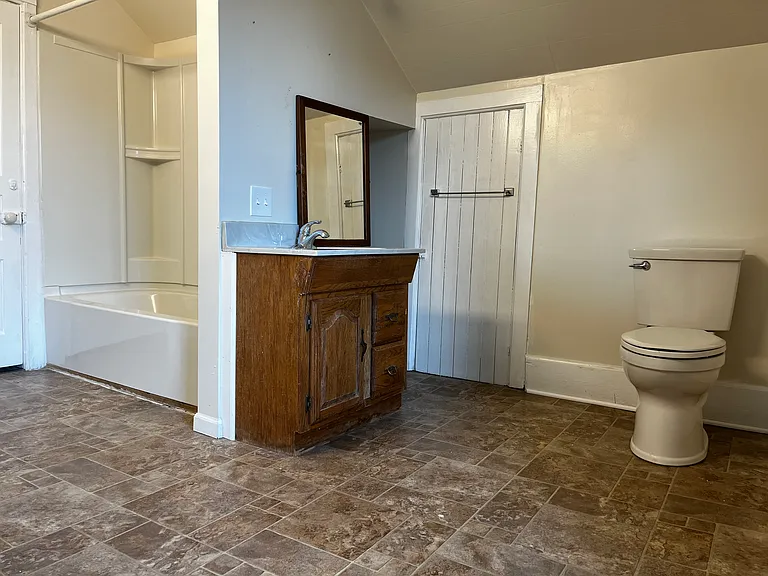 Upstairs Full Bathroom