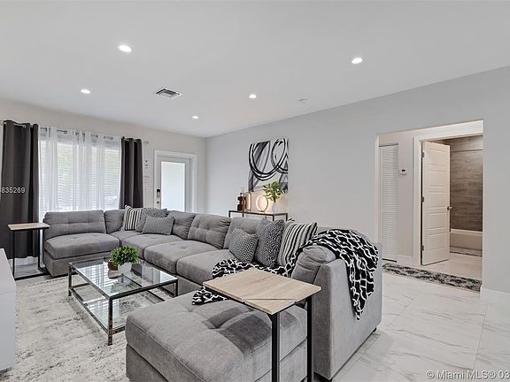 4th image of 425 NE 14th Ave #425