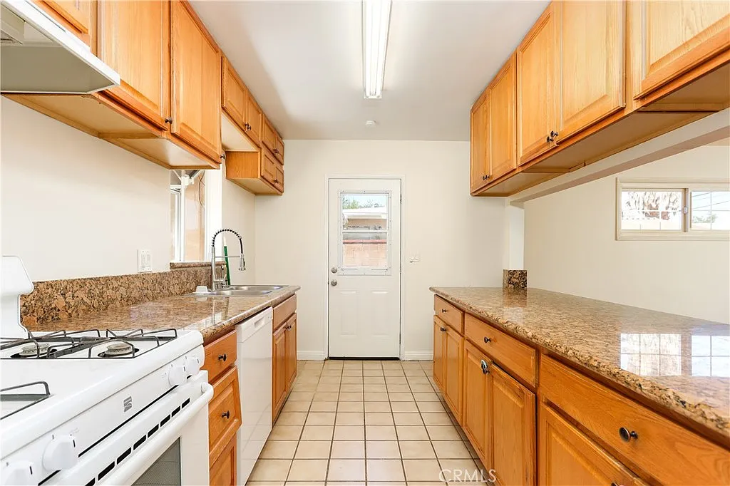 3 bed, 950 sqft, $2,650 — Photo 4