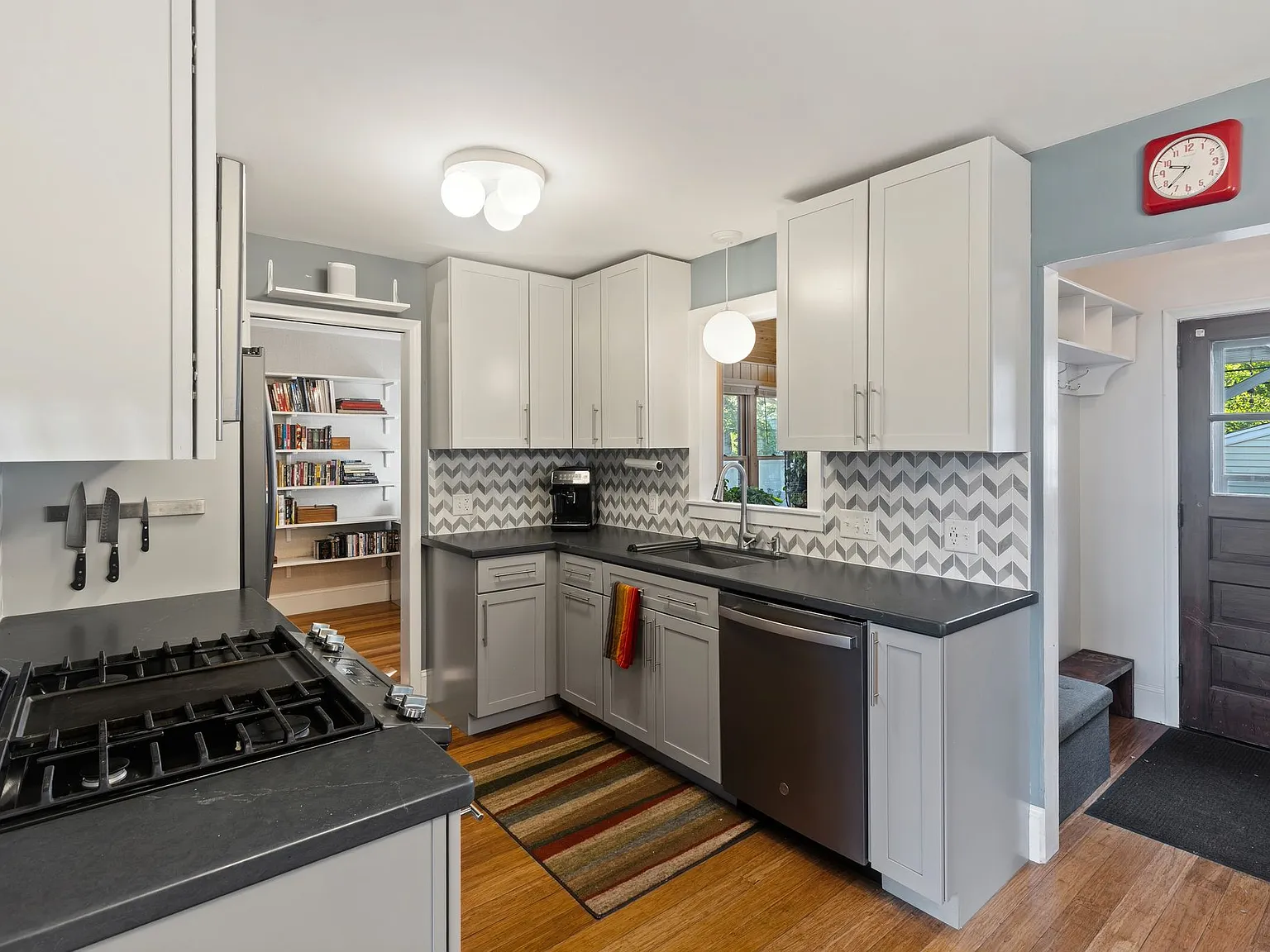 4 bed, 2200 sqft, $3,300 — Photo 4