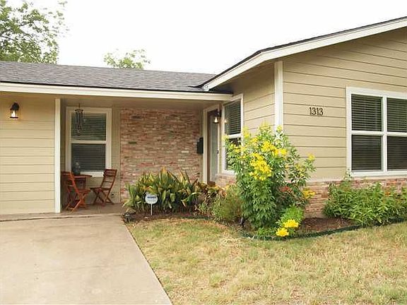 2nd image of 1313 Yorkshire Dr