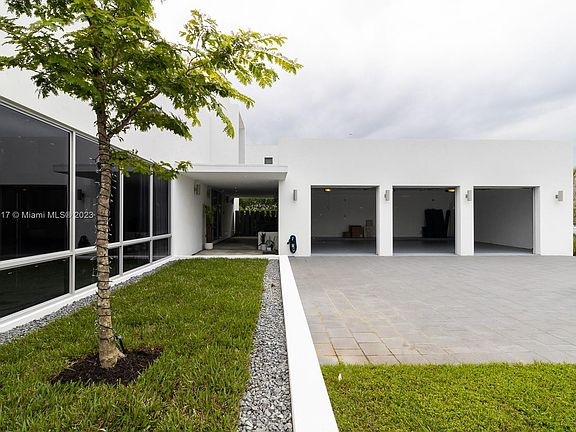 5th image of 16562 Botaniko Dr S