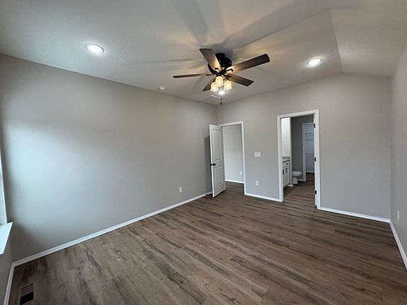 4th image of 1383 N Maxine Avenue
