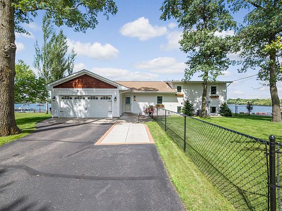 2nd image of 800 Lakeshore Dr