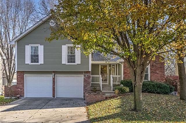 1st image of 601 SE Vista Dr