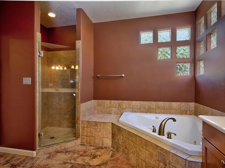1336 Stanford Dr NE — Photo 10