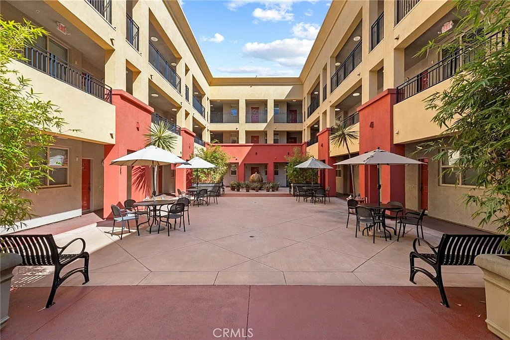 2 bed, 1050 sqft, $2,950 — Photo 4