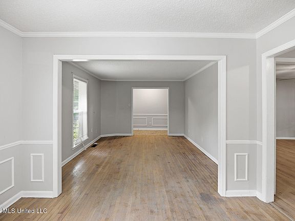 3rd image of 126 Colonial Dr
