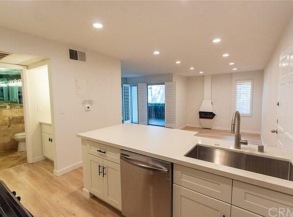 5th image of 18645 Hatteras St Unit 185