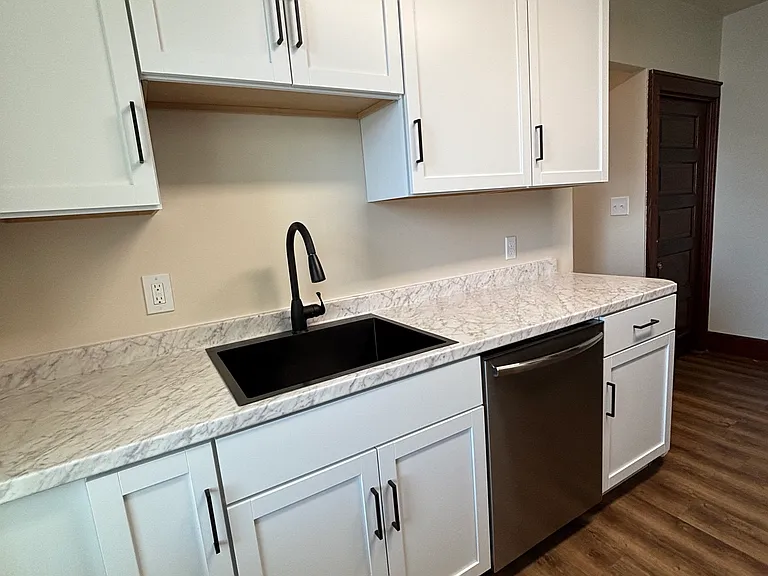 17 Franklin Ave #D — Photo 8