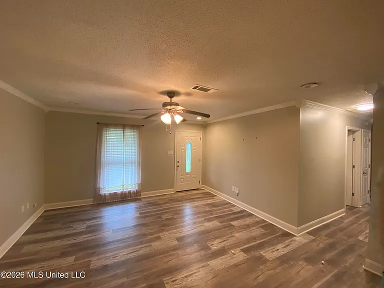 218 Alverado Dr — Photo 2