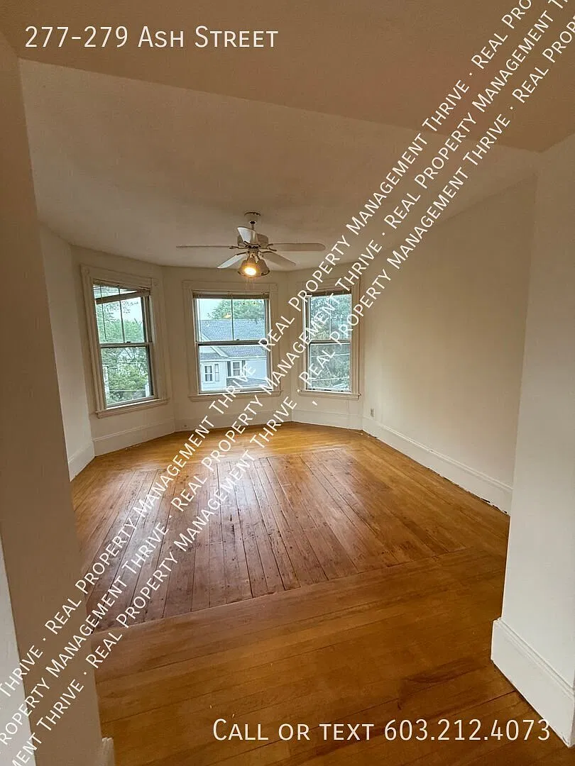 3br upper level apartment with hardwood floors — Photo 2