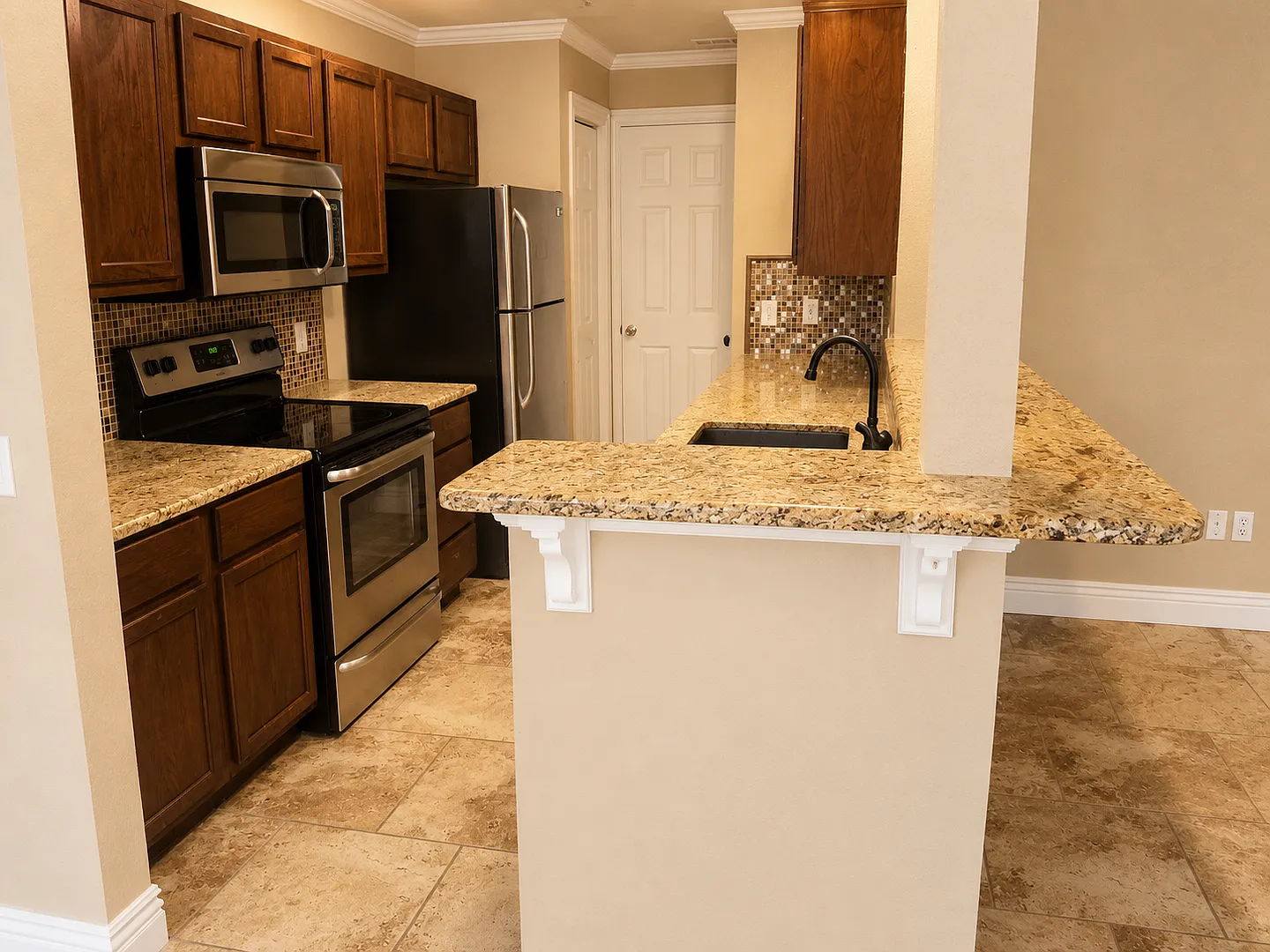 Beautiful 3 Bed 2.5 Bath Townhouse W/ Privacy Fence and One Car Garage Very Close to U of A Campus! — Photo 3