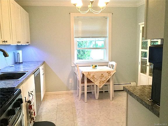 4th image of 154 Doxbury Ln
