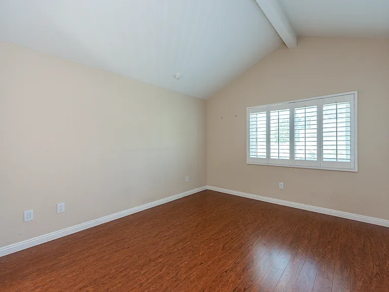 166 Greenmoor — Photo 13