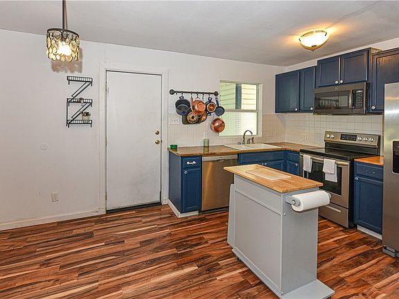 5th image of 704 Crockett Dr