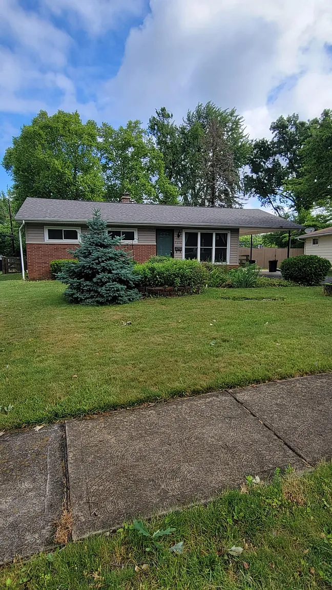 7658 Dalglen Dr photo 1