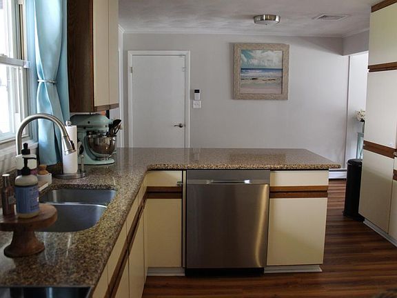 3rd image of 10 Obeline Dr