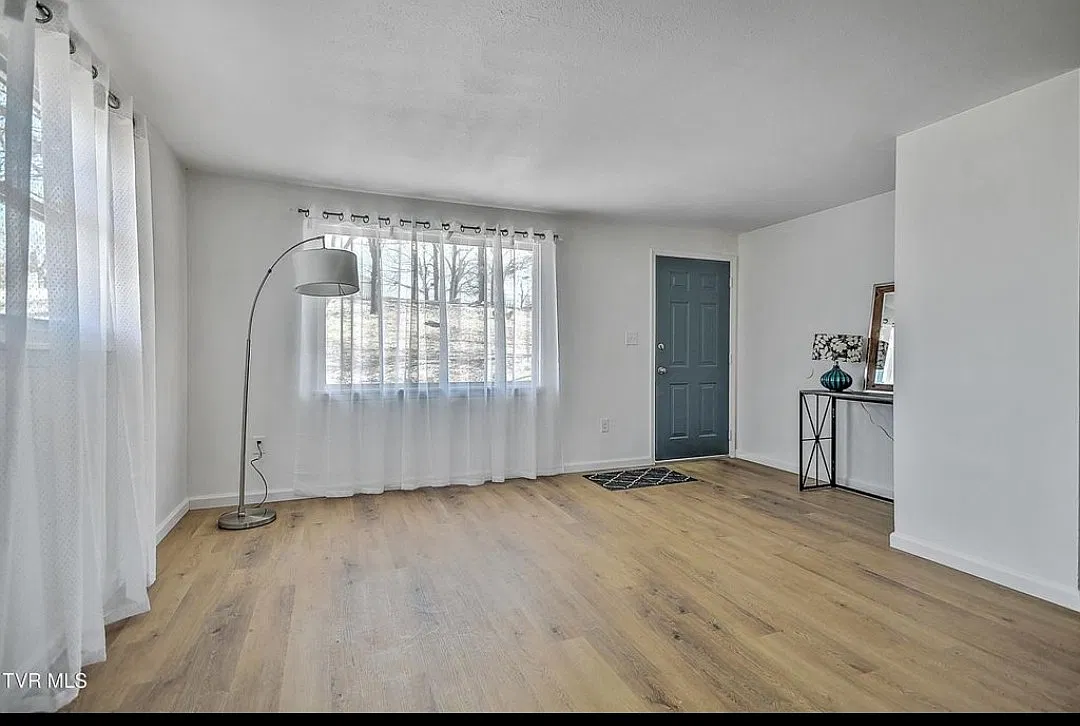 3 bed, 960 sqft, $1,400 — Photo 2