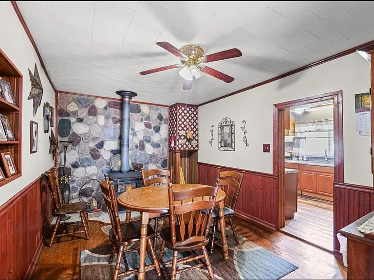 402 W Ash St — Photo 3