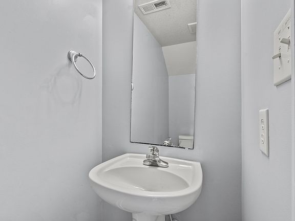 5th image of 105 Bridgewood Dr #1