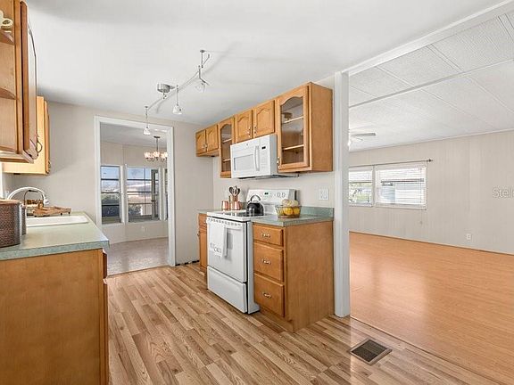 5th image of 3145 Brewster Dr