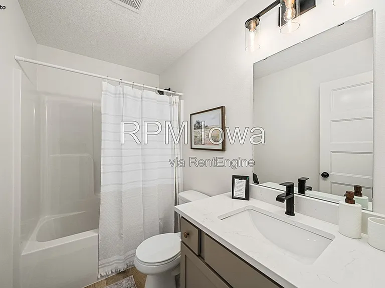 385 NW Ashley Ave — Photo 15