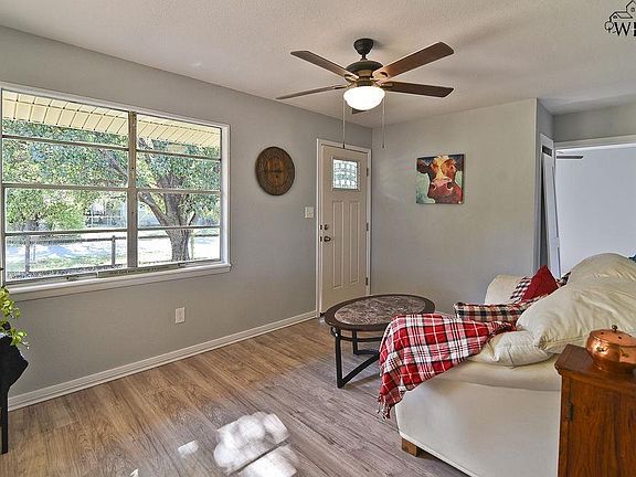 5th image of 215 W 2nd St