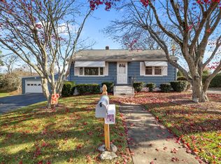 35 Pine St, Waterford, CT 06385