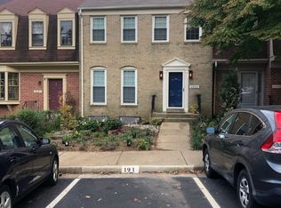 4833 Carriagepark Rd, Fairfax, VA 22032