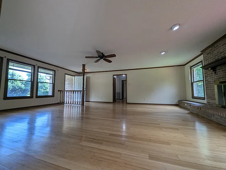 210 Wells Fargo Dr — Photo 3