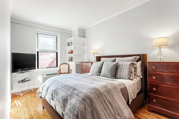 Sold by Warburg | media 4