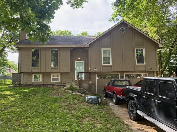 1716 E Sheridan Bridge Ln, Olathe, KS 66062
