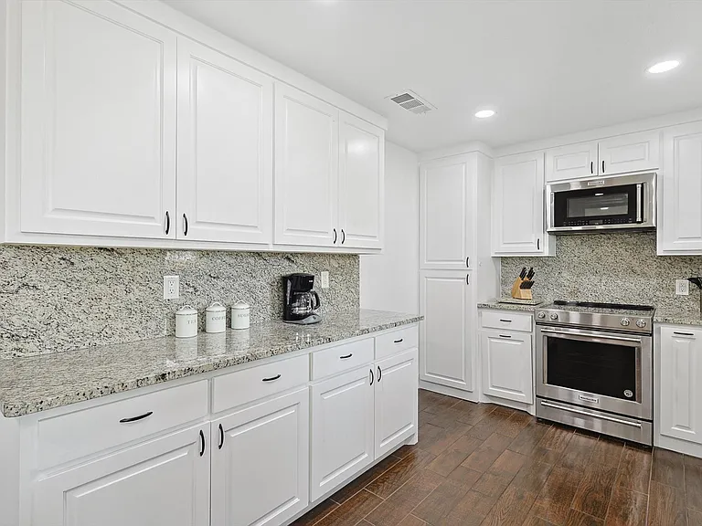3322 Darby Ln — Photo 30