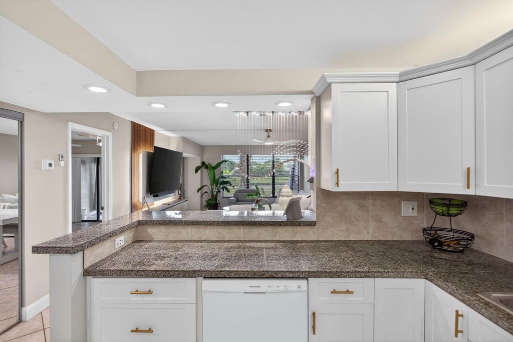 2314 S Cypress Bend Drive #114, photo 2