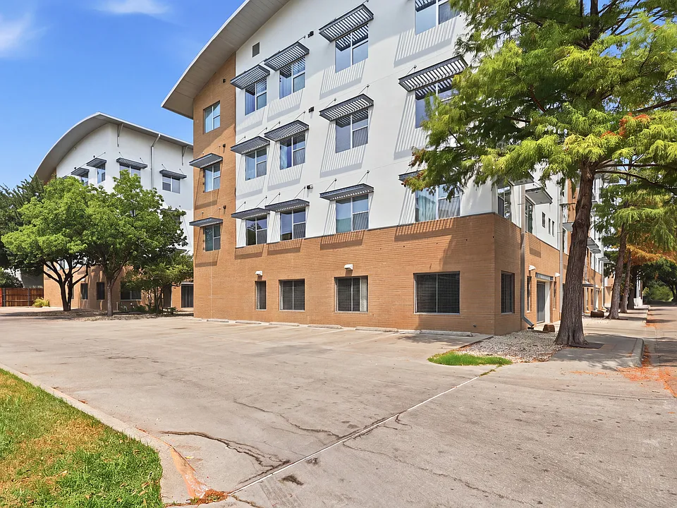 3025 Bryan St #2H