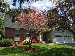 868 Bridle Ln, Webster, NY 14580