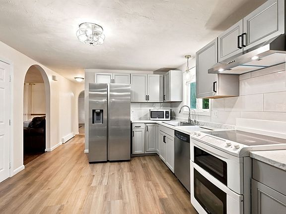 4th image of 11 Elmwood Dr
