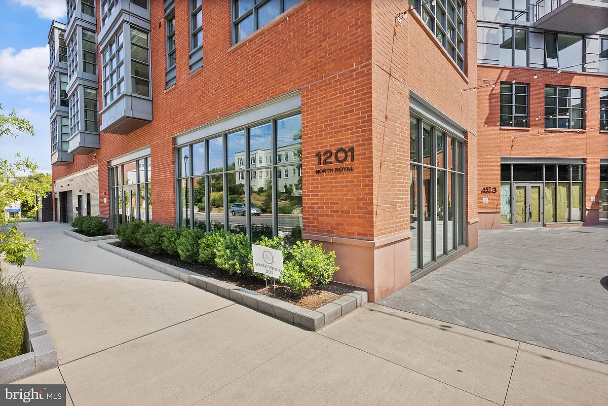 Building Photo - 1201 N Royal St #706