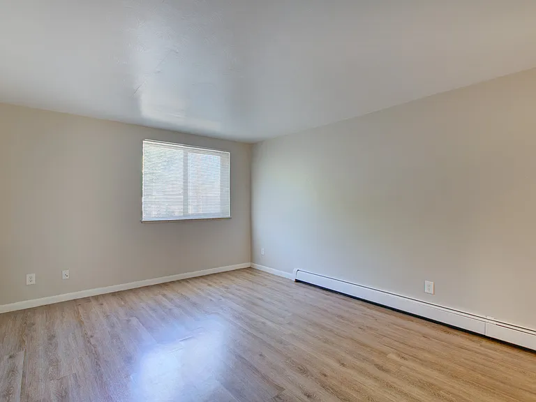 21 Logan — Photo 36