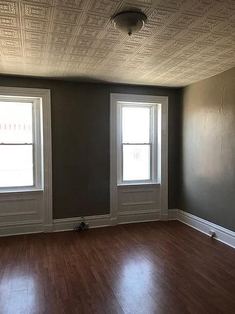 2nd image of 154 43rd St