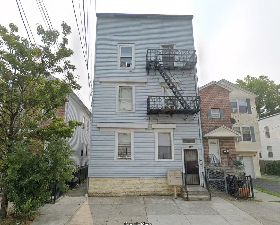 3 bed, 780 sqft, $1,800 — Photo 1